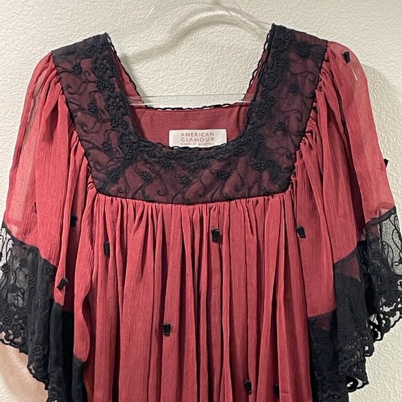 NEW, AMERICAN GLAMOUR Babydoll Short Sleeve Lace Trim Flowy Blouse, Burgundy - M - Picture 6 of 12